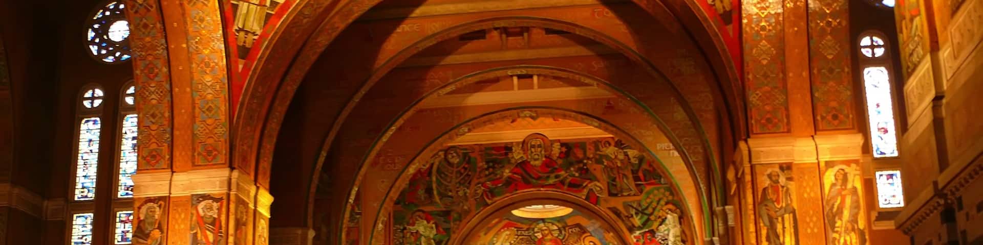 Lisieux mettant en vedette église ou cathédrale, vues intérieures et éléments religieux