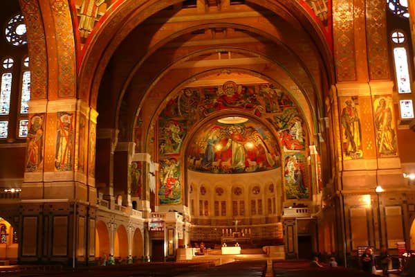 Lisieux mit einem Innenansichten, Kirche oder Kathedrale und religiöse Aspekte