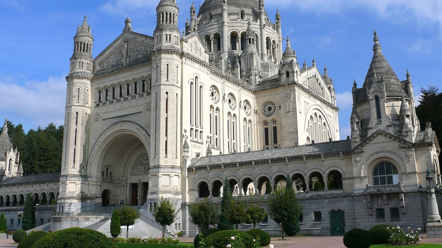 Lisieux which includes heritage architecture, a city and a church or cathedral