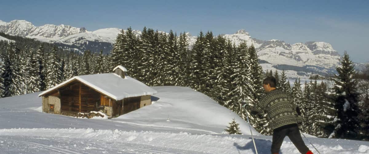 Megeve mostrando vistas de paisajes, montañas y una pequeña ciudad o pueblo