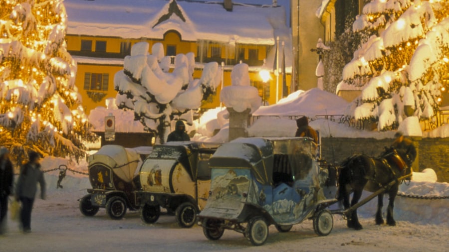 Megeve che include neve e paesaggio notturno