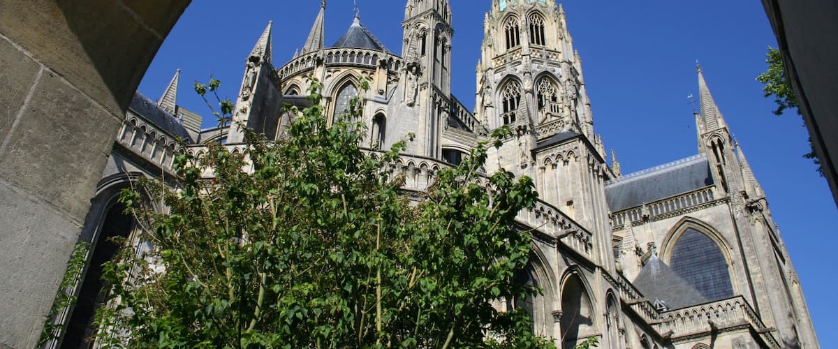 Bayeux mostrando una ciudad, una iglesia o catedral y patrimonio de arquitectura