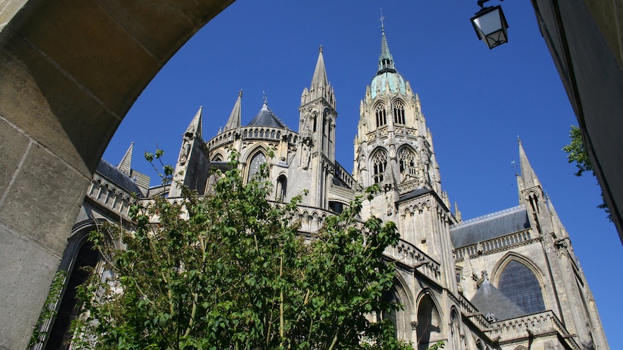 Bayeux có tính năng thành phố, nhà thờ và kiến trúc di sản
