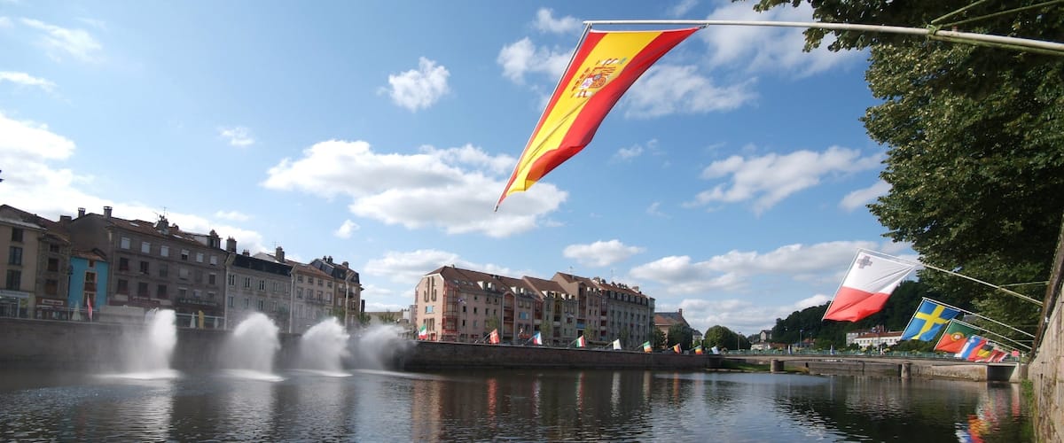 Epinal mostrando una ciudad, un río o arroyo y vistas de paisajes