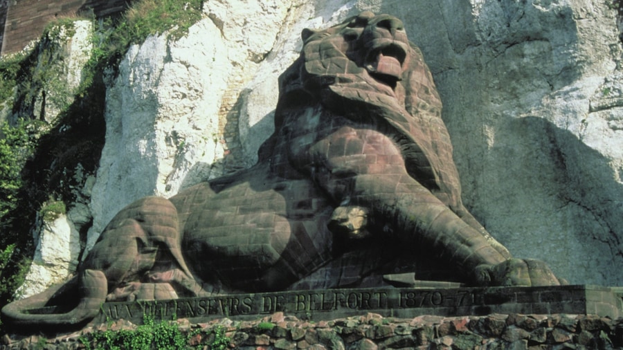 Belfort showing a statue or sculpture