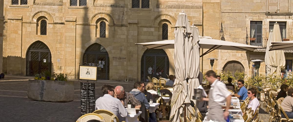 Saint-Emilion mettant en vedette patrimoine architectural, sortie au restaurant et scĂšnes de rue