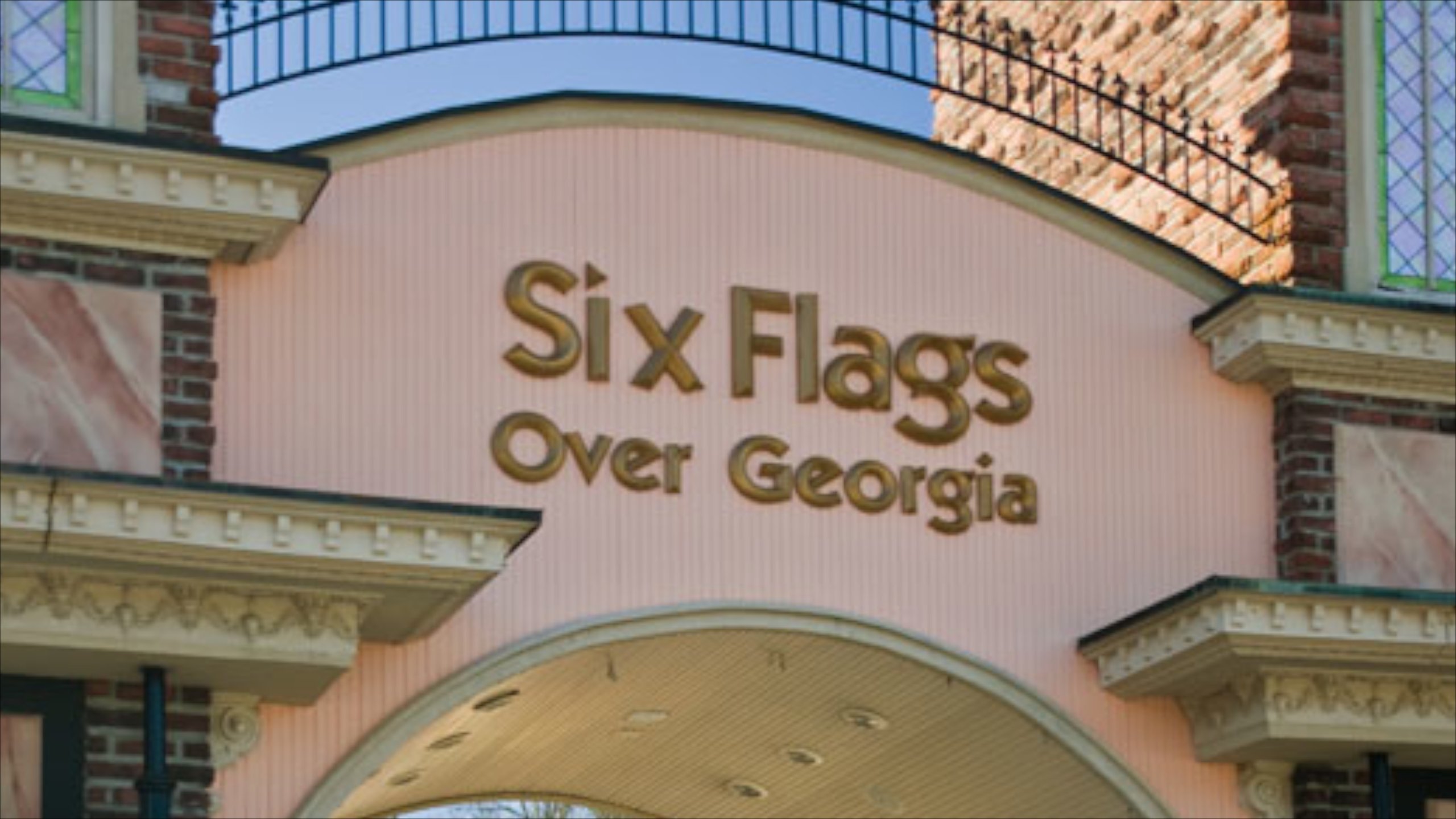 Six Flags Over Georgia which includes signage and rides