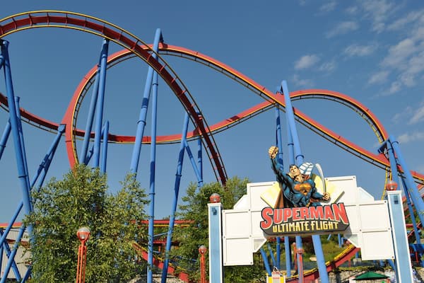 Six Flags Over Georgia welches beinhaltet Beschilderung und Fahrten