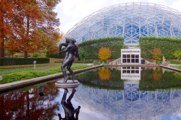 Missouri Botanical Gardens and Arboretum das einen Statue oder Skulptur, Teich und moderne Architektur