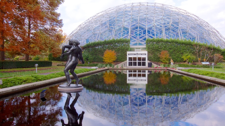 Missouri Botanical Gardens and Arboretum ofreciendo una estatua o escultura, arquitectura moderna y un parque