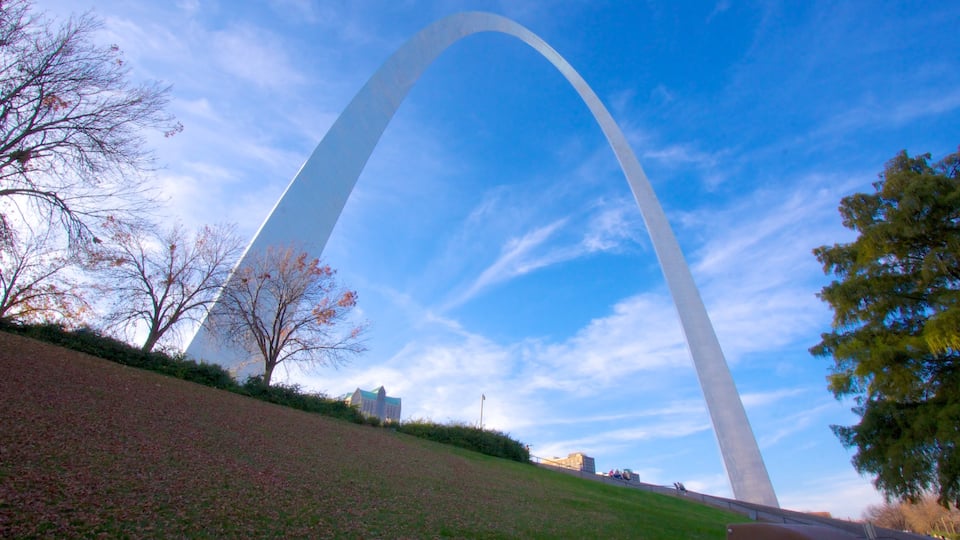 Gateway Arch which includes a garden, landscape views and a monument