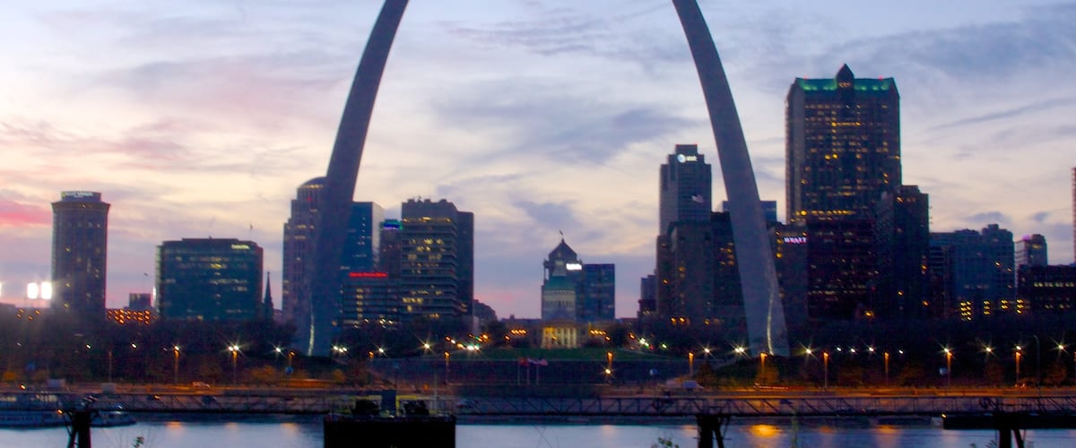 Gateway Arch ofreciendo arquitectura moderna, dfc y un edificio de gran altura