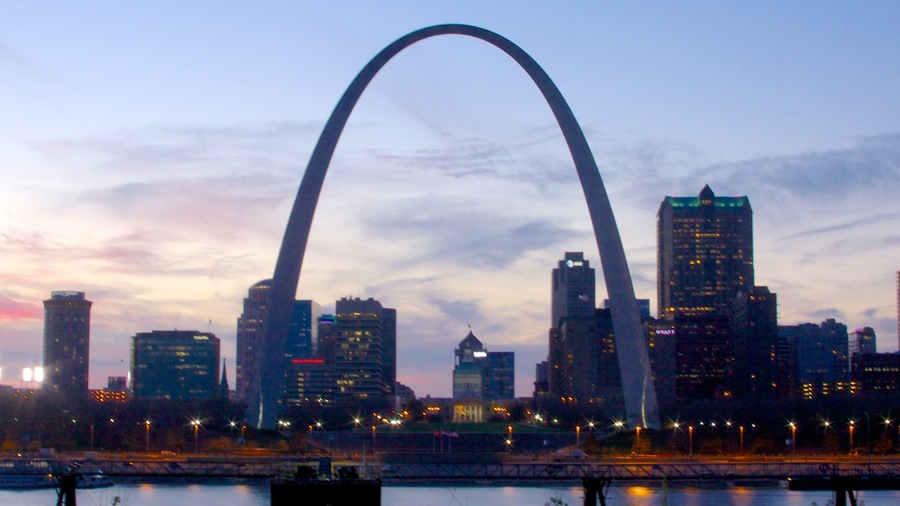 Gateway Arch ofreciendo arquitectura moderna, dfc y un edificio de gran altura