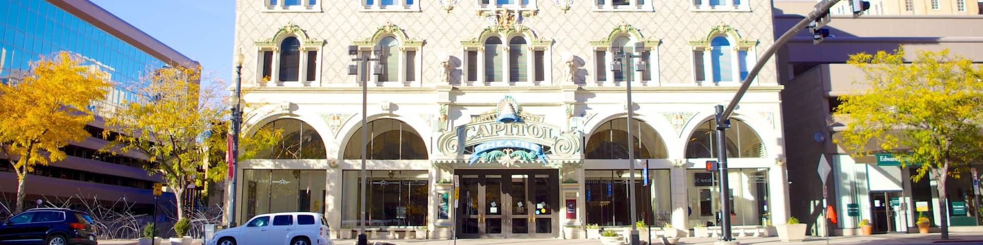 Capitol Theater que incluye escenas urbanas, una ciudad y escenas de teatro