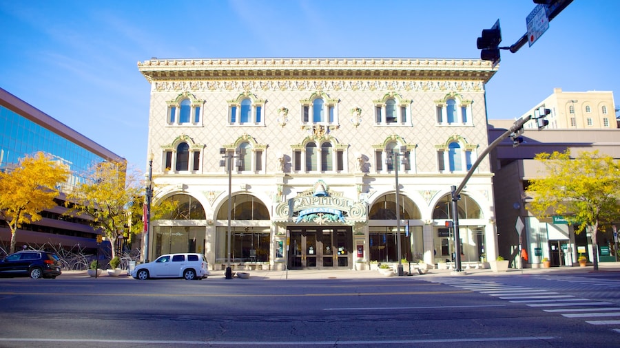 Capitol Theater mit einem Stadt, Straßenszenen und Theater