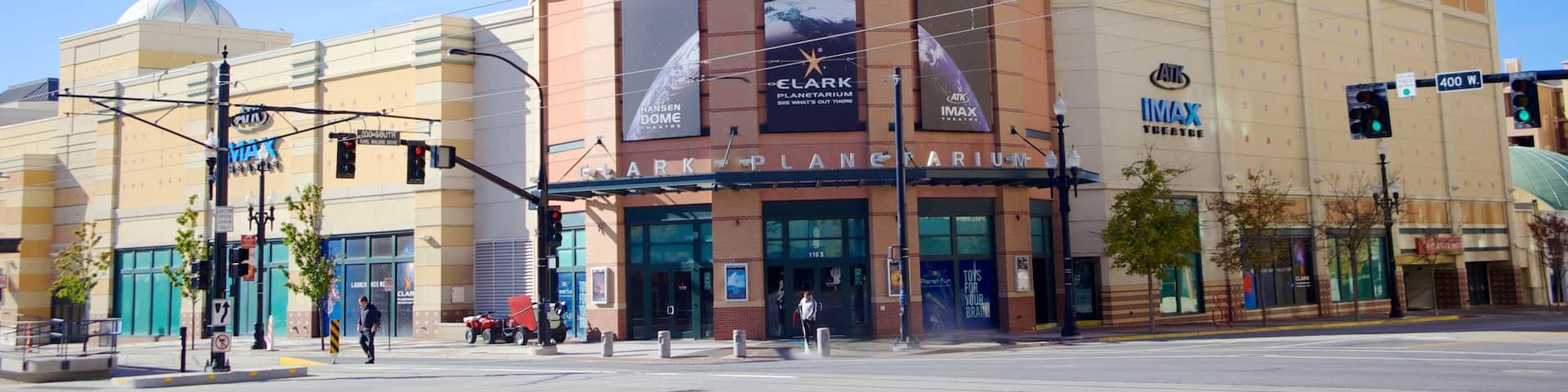 Clark Planetarium que incluye una ciudad y señalización