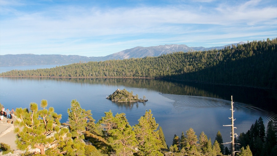 Emerald Bay State Park som visar en trädgård, en sjö eller ett vattenhål och landskap