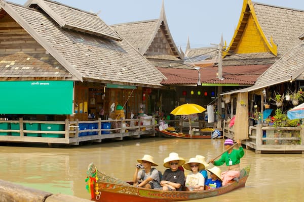 Marché flottant de Pattaya qui includes marchés et navigation