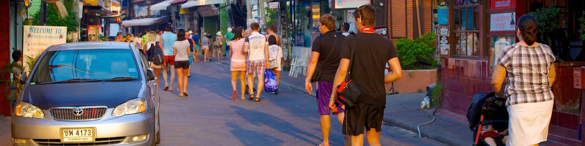 Walking Street montrant ville et scĂšnes de rue aussi bien que important groupe de personnes