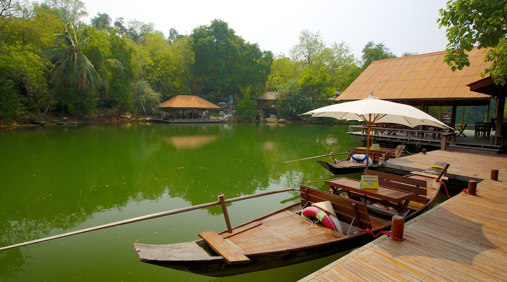 Đền chân lý cho thấy chèo thuyền, kiến trúc di sản và hồ nước