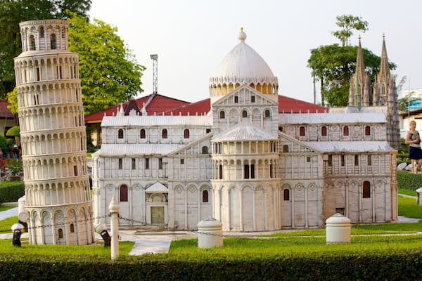 Mini Siam showing rides