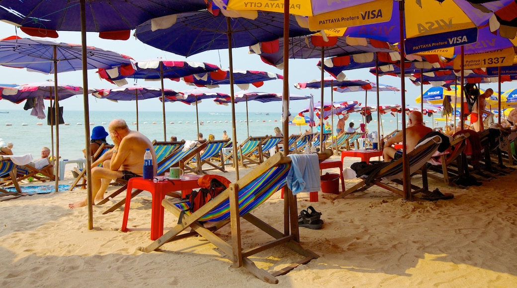 Pattaya Beach johon kuuluu luksushotelli tai lomakeskus ja hiekkaranta