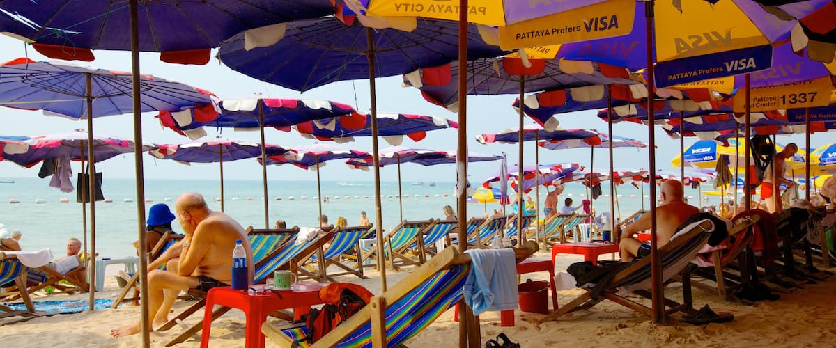 Pattaya Beach mettant en vedette plage de sable et hĂŽtel ou complexe de luxe