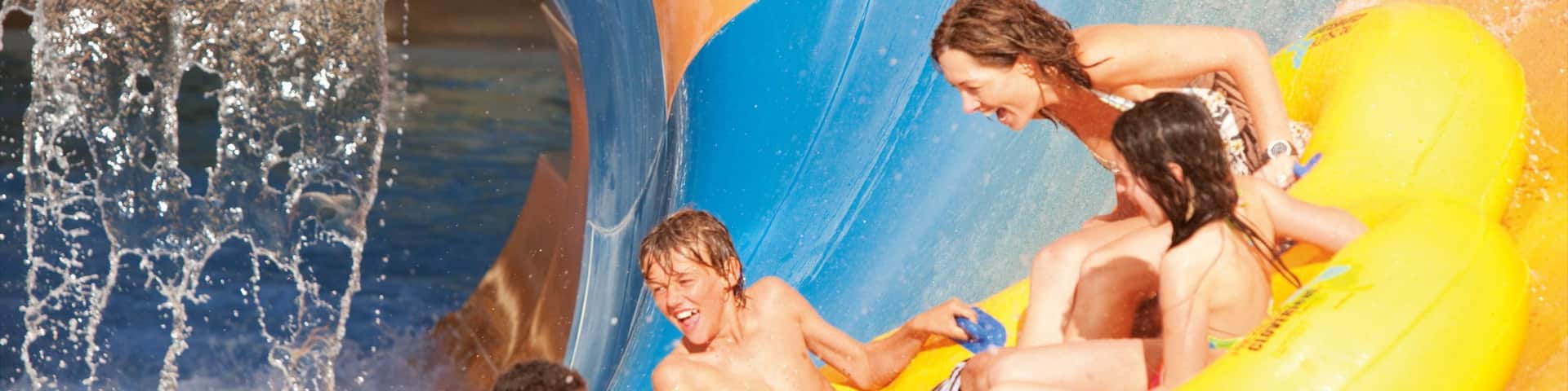 Wet\'n\'Wild Water World showing rides, a pool and a water park