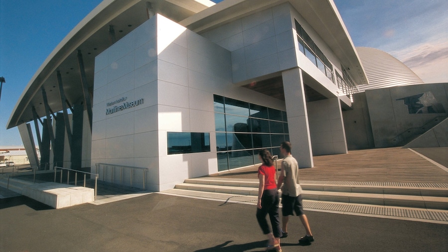 Western Australian Maritime Museum y también una pareja