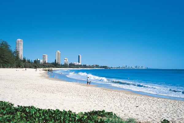 Burleigh Beach das einen Skyline, allgemeine Küstenansicht und Strand