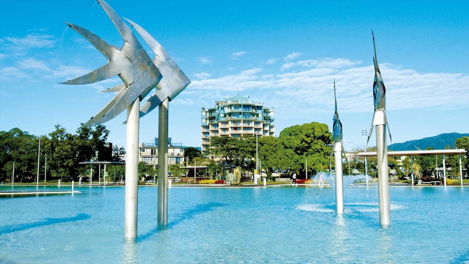 Cairns Esplanade ofreciendo arte al aire libre, un hotel de lujo o resort y piscina