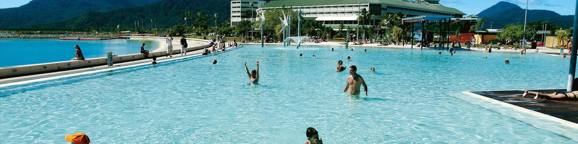 Cairns Esplanade welches beinhaltet Schwimmen, Luxushotel oder Resort und Pool