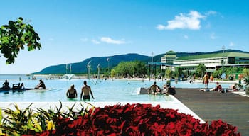 Cairns Esplanade som inkluderar ett lyxhotell, bad och en pool