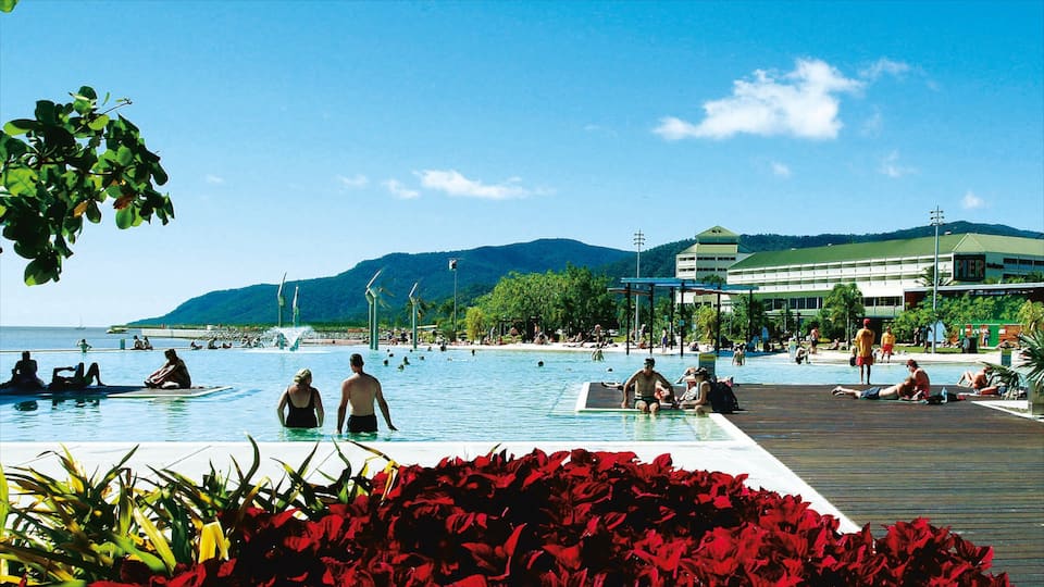 Cairns Esplanade que incluye natación, piscina y un hotel de lujo o resort