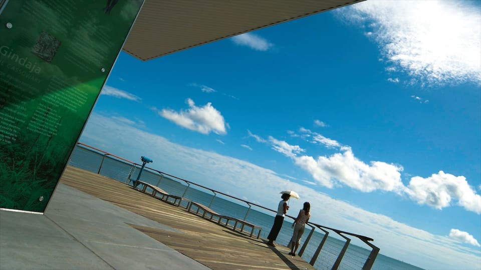 Cairns Esplanade que incluye vista general a la costa, señalización y vista