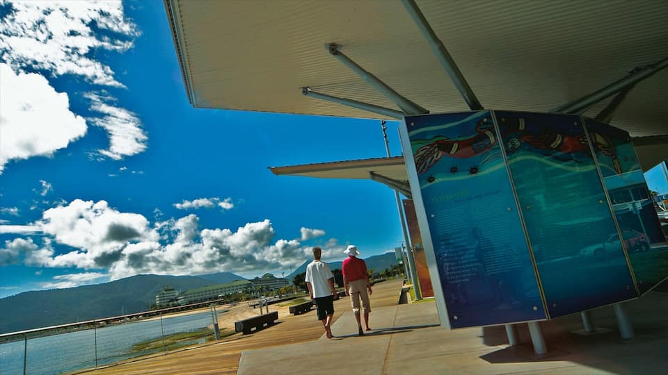 Cairns Esplanade ofreciendo vista, señalización y vista general a la costa