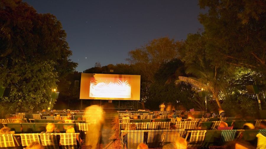 Deckchair Cinema que incluye escenas de noche y escenas de teatro