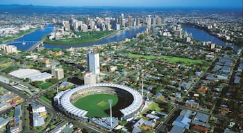 Woolloongabba showing skyline and a city