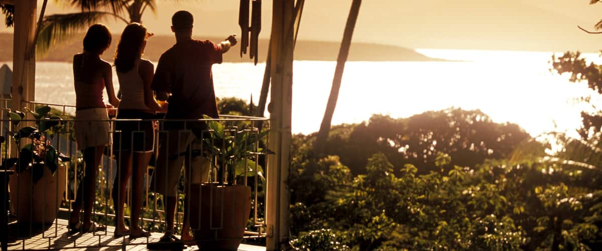 Port Douglas bevat algemene kustgezichten, vergezichten en een zonsondergang