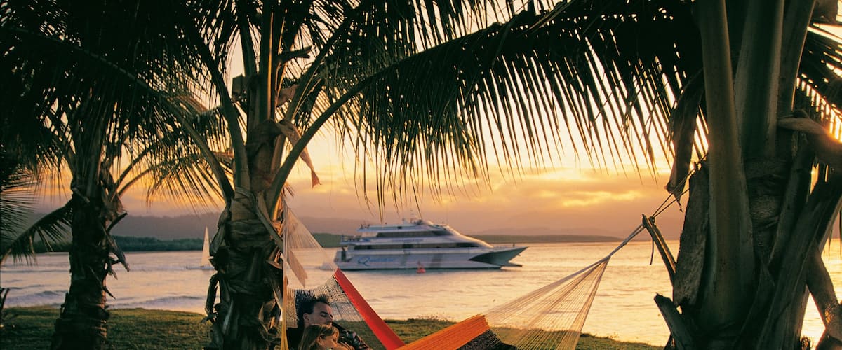 Port Douglas qui includes coucher de soleil, scĂšnes tropicales et vues littorales
