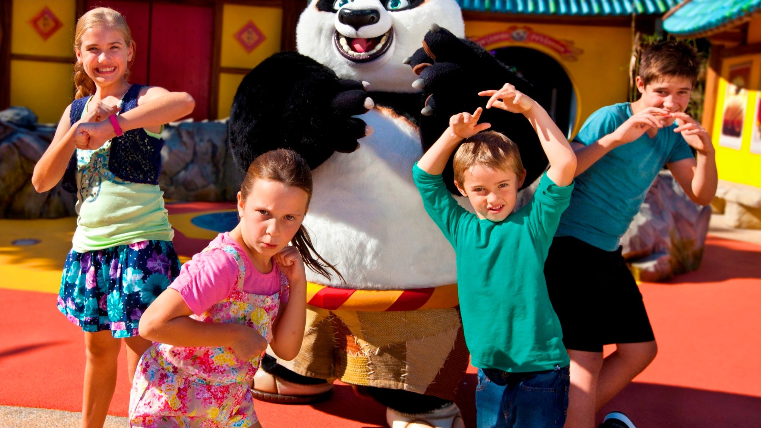 Dreamworld featuring rides as well as children