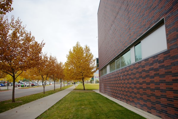 Utah Museum of Fine Art qui includes architecture moderne et feuilles d\'automne