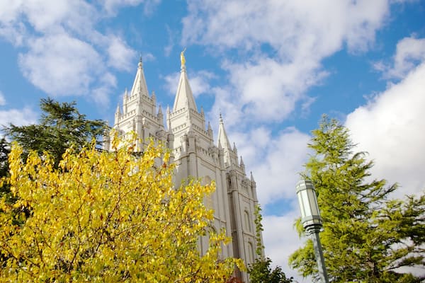 Utah mit einem Tempel oder Andachtsstätte, historische Architektur und religiöse Elemente