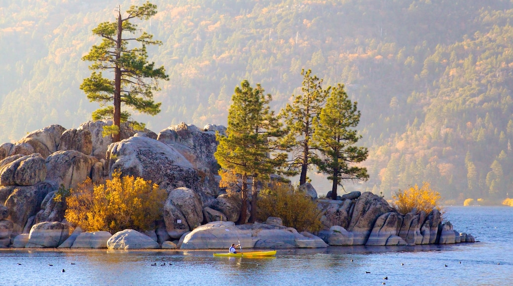 Big Bear Lake che include lago o sorgente d\'acqua, vista del paesaggio e foglie d\'autunno