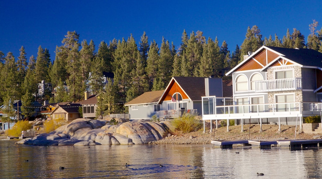 Big Bear Lake som omfatter en sø eller et vandhul og et hus