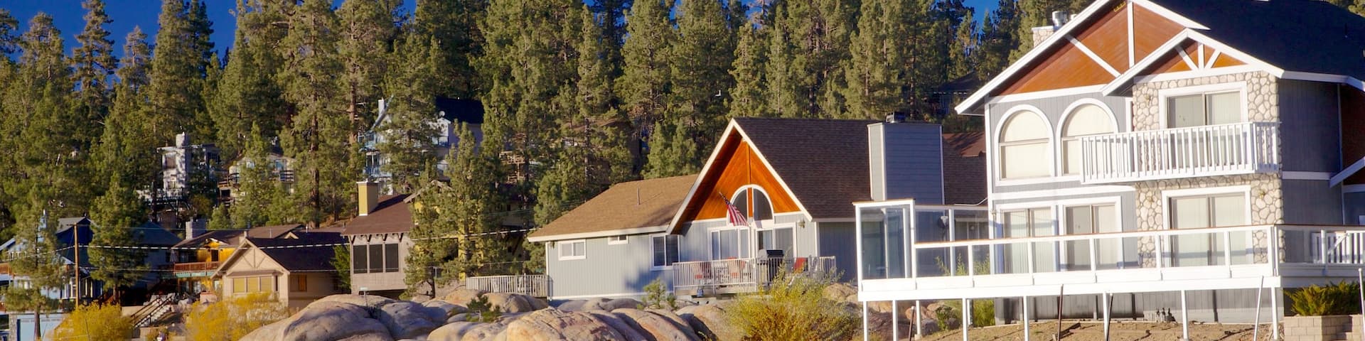 Southern California showing a house and a lake or waterhole