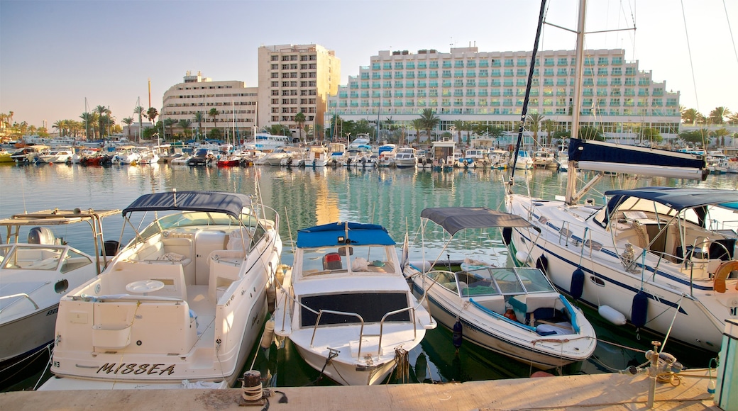 Puerto de Eilat mostrando una bahía o un puerto