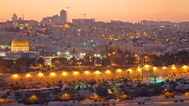 Mount of Olives som visar en solnedgång, landskap och en stad