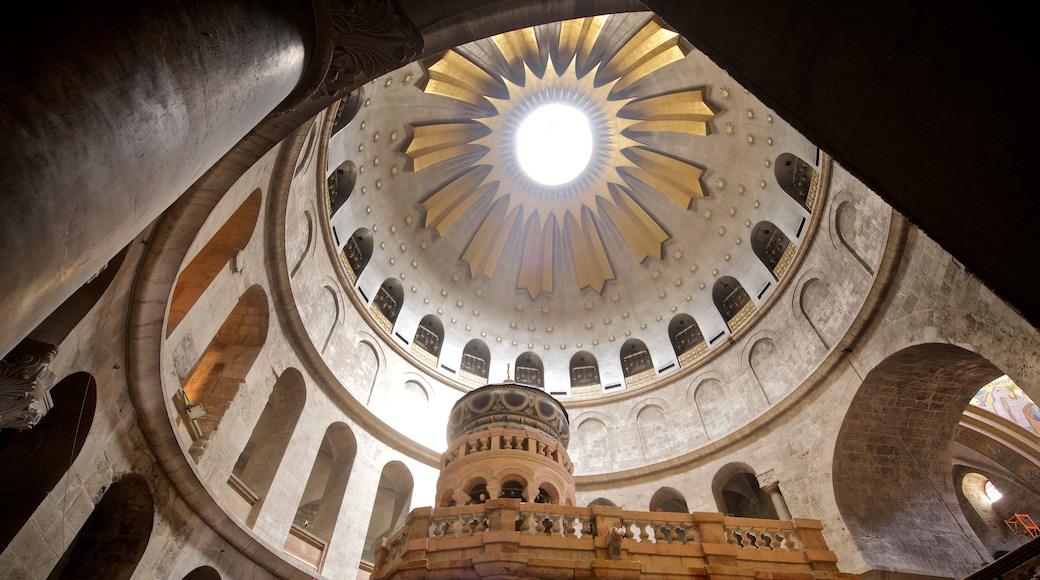 Heliga gravens kyrka, Jerusalem, Israel som inkluderar interiörer och historiska element