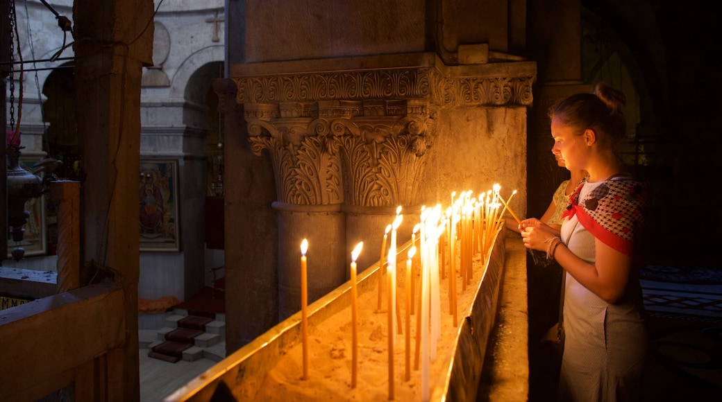 Kerk van het Heilige Graf toont nachtleven en ook een klein groepje mensen